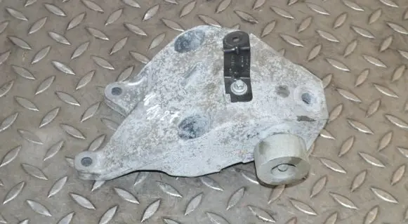 BMW 7 G11 G12 Engine mounting bracket 6861557