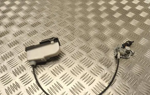 Mazda 5 Fuel tank cap lock 