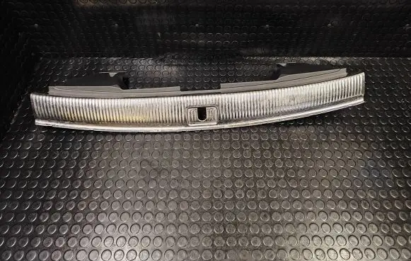 Trunk/boot sill cover protection
