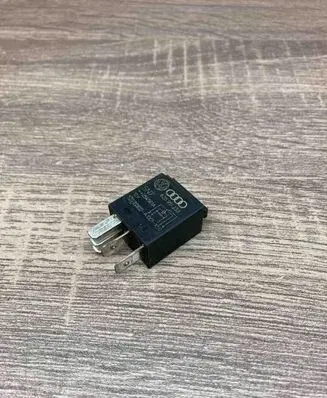 Volkswagen PASSAT B5 Other relay 8Z0951253 A1001X50