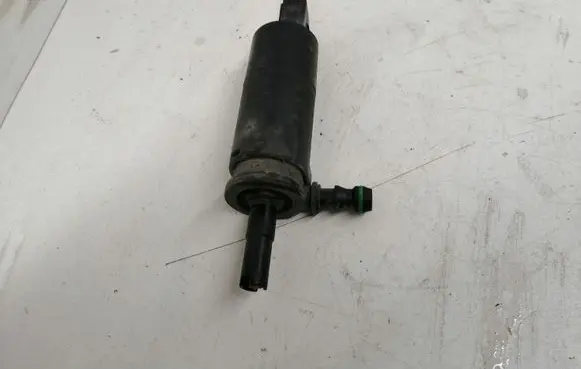 Volkswagen Golf V Headlight washer pump 3B7955681