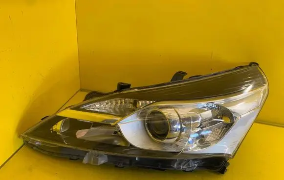 Toyota Verso Headlight/headlamp 81170-0F161-00