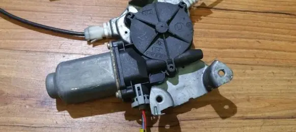 Nissan Almera Tino Front door window regulator motor 400600t7