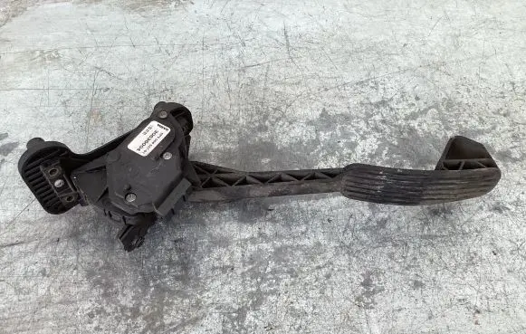Volvo V70 Accelerator throttle pedal 30636004 6PV00853701