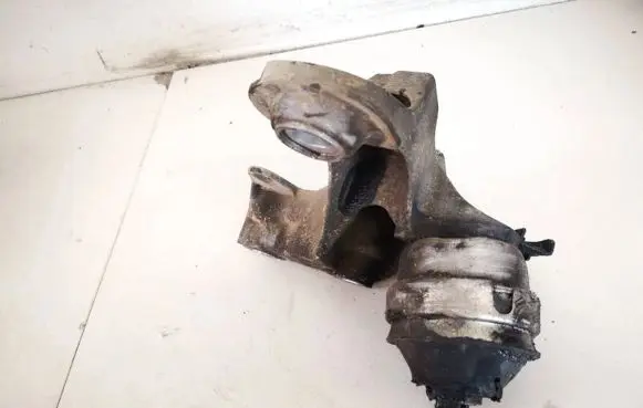 Volkswagen PASSAT B5 Engine mount bracket 4b0199352b