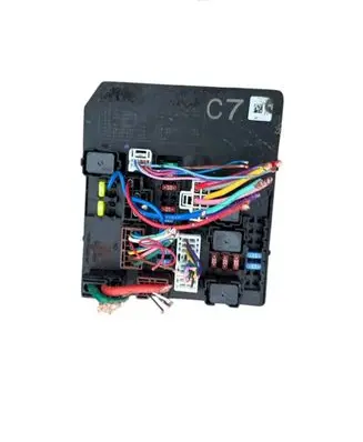 Nissan Juke I F15 Fuse module 284B71KB0B 52683MF07 226100698R
