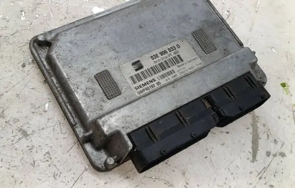 Volkswagen Polo Engine control unit/module 03E906033D 3PE4650 5WP40192