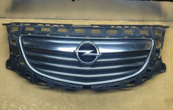 Opel Insignia A Front bumper upper radiator grill 13238420