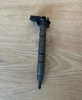 Volkswagen Scirocco Fuel injector 03L130277
