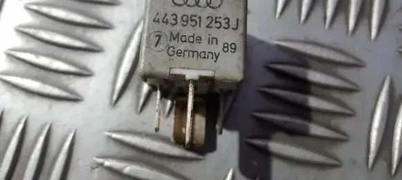 Audi A4 S4 B5 8D Other relay 443951253j 899511