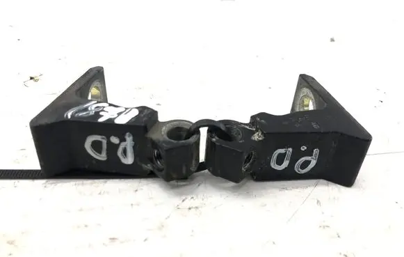 Volkswagen PASSAT B8 Front door upper hinge 8X0831404E
