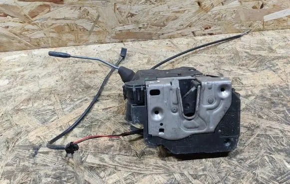 Mercedes-Benz E W211 Front door lock 2117200335