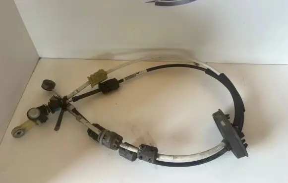 Opel Insignia A Gear shift cable linkage 55560992