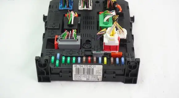 Peugeot Partner Fuse module 967847708001