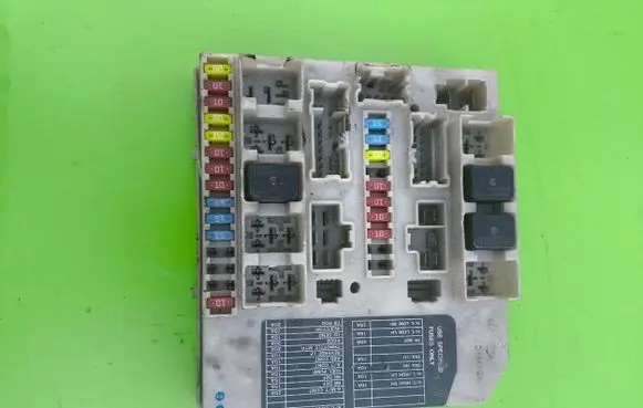 Nissan Micra Fuse module 284B7AX615 5F17 R0275