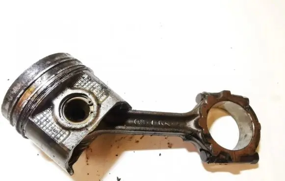 Nissan Almera Tino Piston with connecting rod