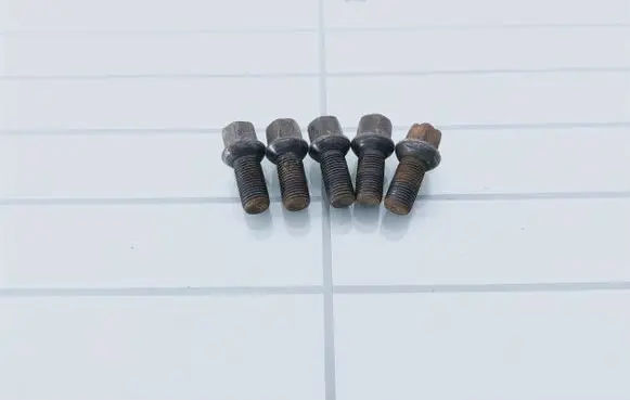 Volkswagen PASSAT B6 Nuts/bolts 