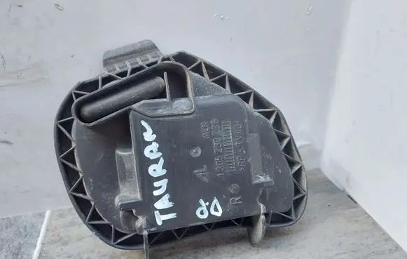 Volkswagen Touran I Headlight/headlamp dust cover 1305239235