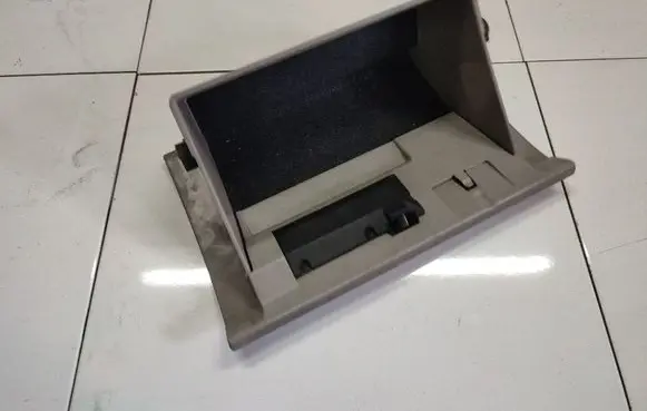 Ford Mondeo Mk III Glove box