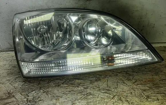 KIA Sorento Headlight/headlamp 921023E0