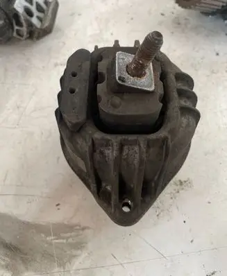 BMW 1 E81 E87 Engine mount bracket