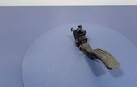 Accelerator throttle pedal