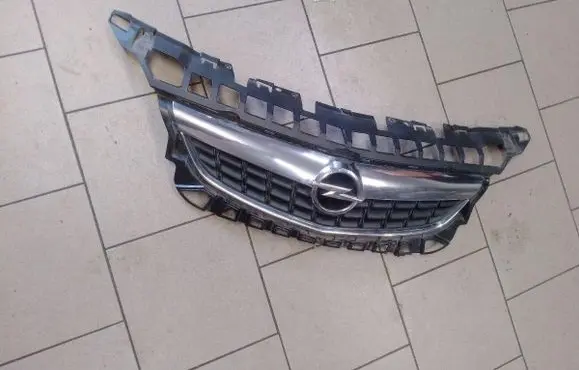 Opel Astra J Front bumper upper radiator grill 13266577