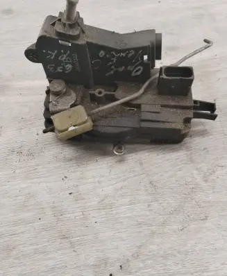 Opel Vectra C Front door lock 24447340