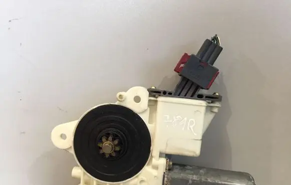 Toyota Avensis T250 Front door window regulator motor 992045100