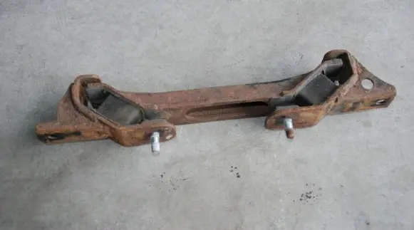 Mitsubishi Pajero Gearbox mounting bracket 170KM