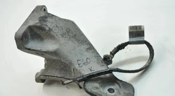 BMW 5 E60 E61 Engine mounting bracket 6777056