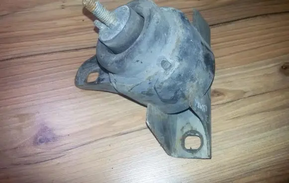 Ford Mondeo MK II Engine mount bracket 95bb6038ab