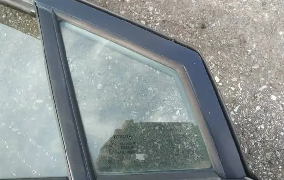 Toyota Corolla Verso AR10 Front door vent window glass four-door 