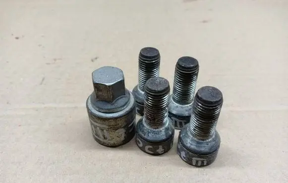 Skoda Octavia Mk3 (5E) Anti-theft wheel nuts and lock 