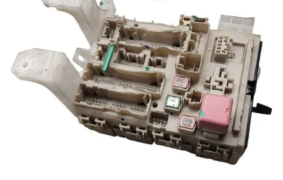 Toyota Avensis T270 Fuse module 8273005680 291712E22