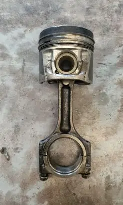 Nissan X-Trail T32 Piston with connecting rod