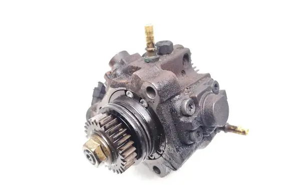 Nissan X-Trail T31 Fuel injection high pressure pump 8200690744 0445010170
