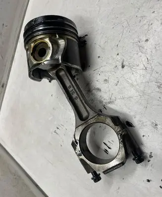 Hyundai Santa Fe Piston with connecting rod