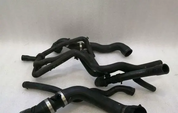 Mercedes-Benz SL R230 Engine coolant pipe/hose 114138