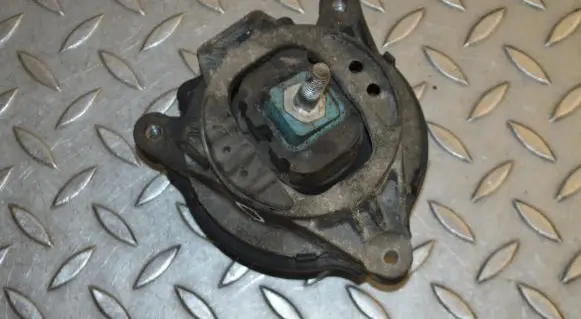 BMW 1 F20 F21 Engine mount bracket 6854252