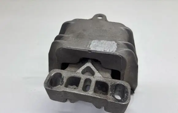 Volkswagen Bora Engine mount bracket 