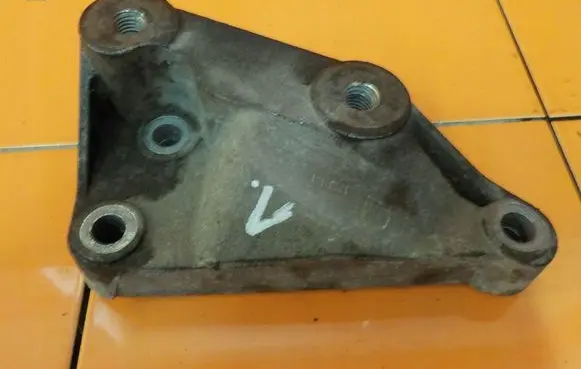 Opel Corsa D Engine mounting bracket 13131151