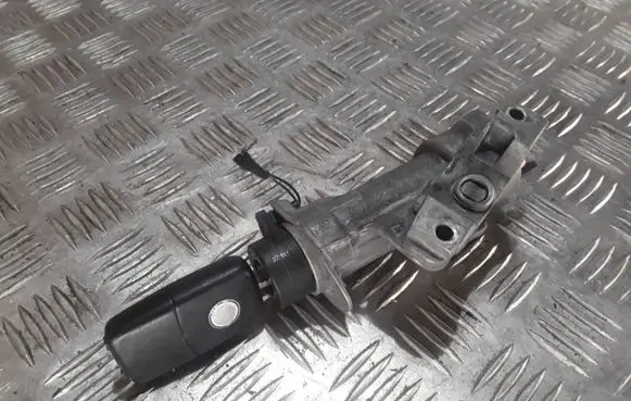 Volkswagen PASSAT B5.5 Ignition lock 4B0905851C