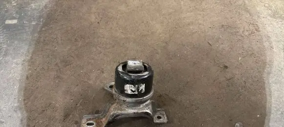 Volvo V70 Engine mount bracket 30671245