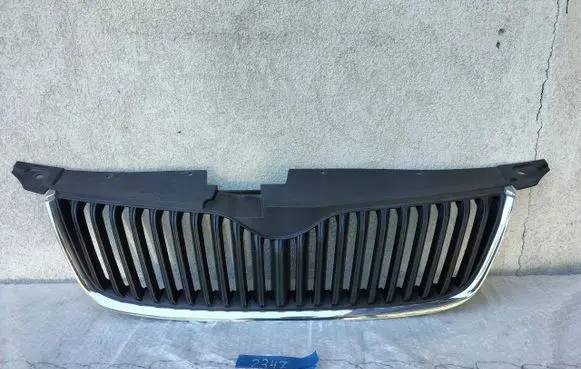Skoda Yeti (5L) Front bumper upper radiator grill 5L0853668