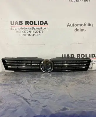 Volkswagen Jetta VI Front bumper upper radiator grill