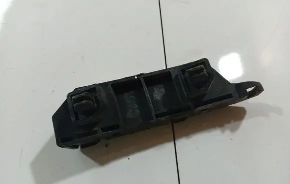 Front bumper mounting bracket