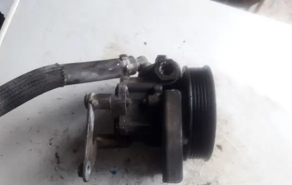 BMW X3 E83 Power steering pump 7516848