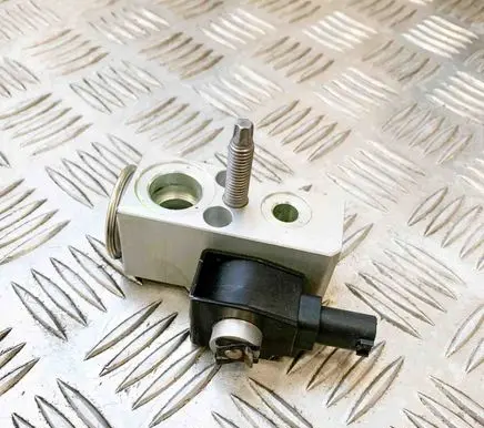 Tesla Model 3 Air conditioning (A/C) expansion valve 110187800A