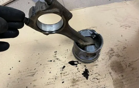 Volvo XC90 Piston with connecting rod